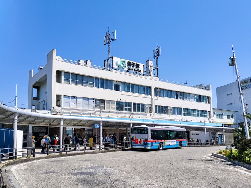 JR逗子駅の駅舎と駅前