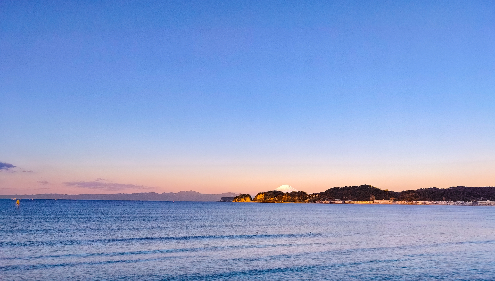 材木座海岸から見る稲村ヶ崎