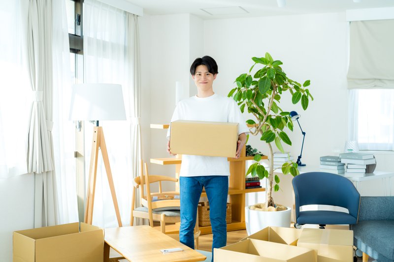 引越しの準備をする若い男性