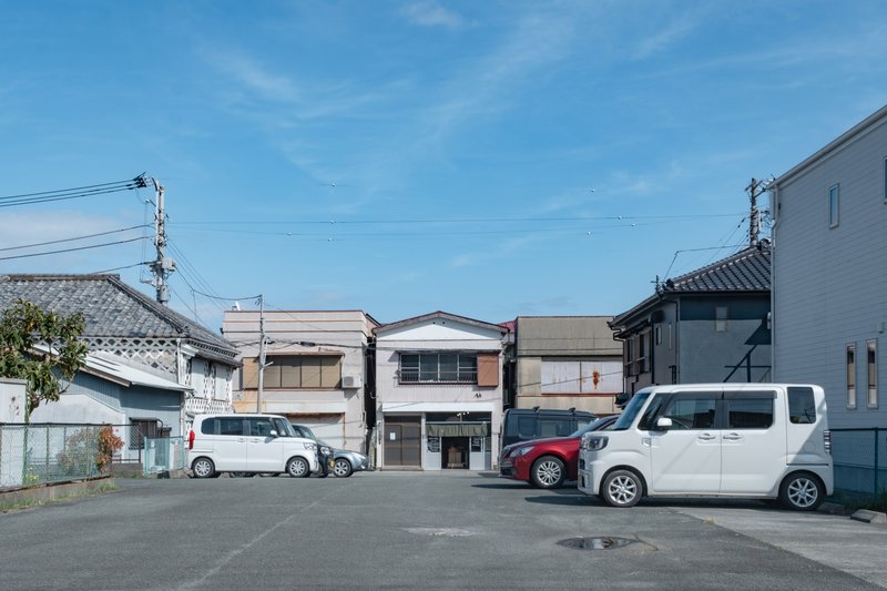 住宅街の月極駐車場と青空