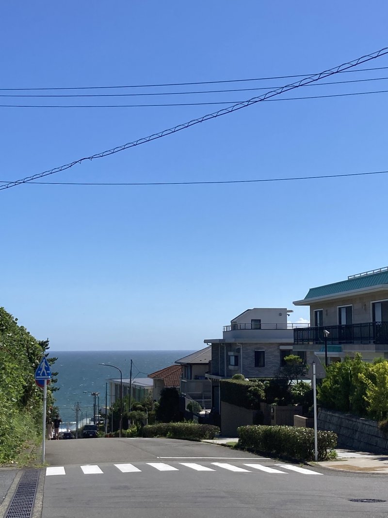七里ヶ浜の高台住宅街から見下ろす海