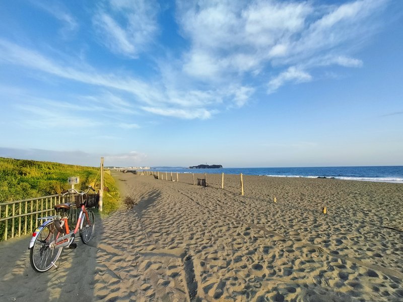 辻堂海岸の砂浜の遊歩道と自転車、遠くに江の島