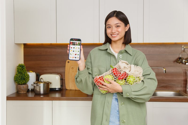 買い物から帰宅してエコバッグに野菜を入れた女性