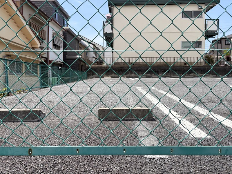 フェンスと駐車場