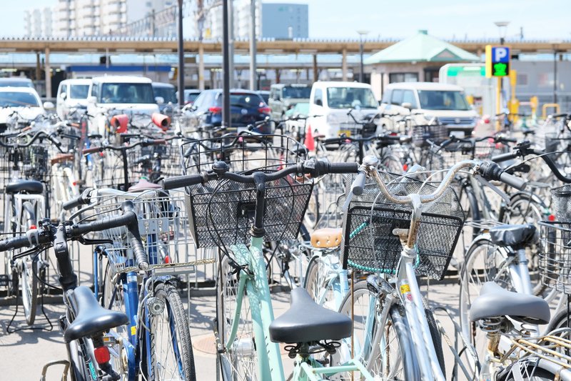 自転車が整然と並ぶ公共駐輪場