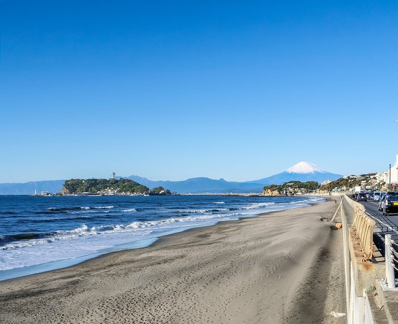 「富士山と江の島の眺め 七里ヶ浜より」(写真AC・WATERWATER)