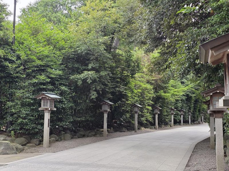 寒川神社の緑豊かな参道に並ぶ木造の灯篭
