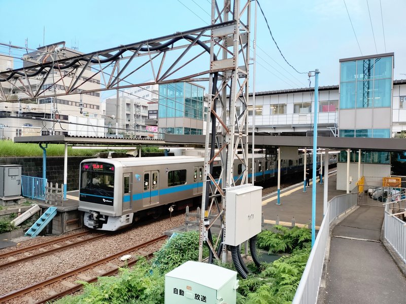 小田急線「善行駅」列車とホーム(WATERWATER)