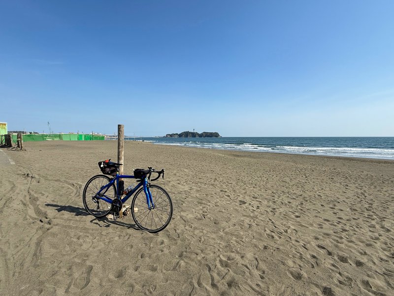 湘南鵠沼海岸と自転車、江の島(Ken_YA)