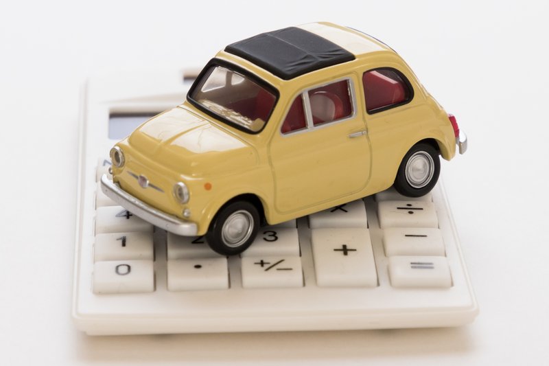 ミニカーと電卓(車の維持費イメージ、M)