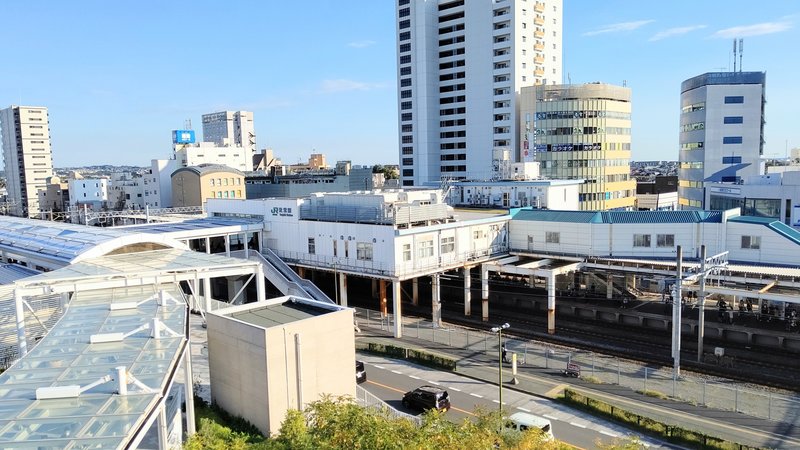 辻堂駅ホームと線路の俯瞰(作者: cocona251、M)