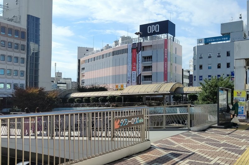藤沢駅南口の街を駅側から撮影（作者: cocona251、M）