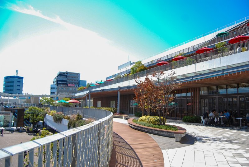 テラスモール湘南の外観と辻堂駅前デッキ(M)