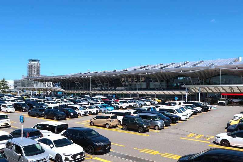満車の商業施設駐車場(M)