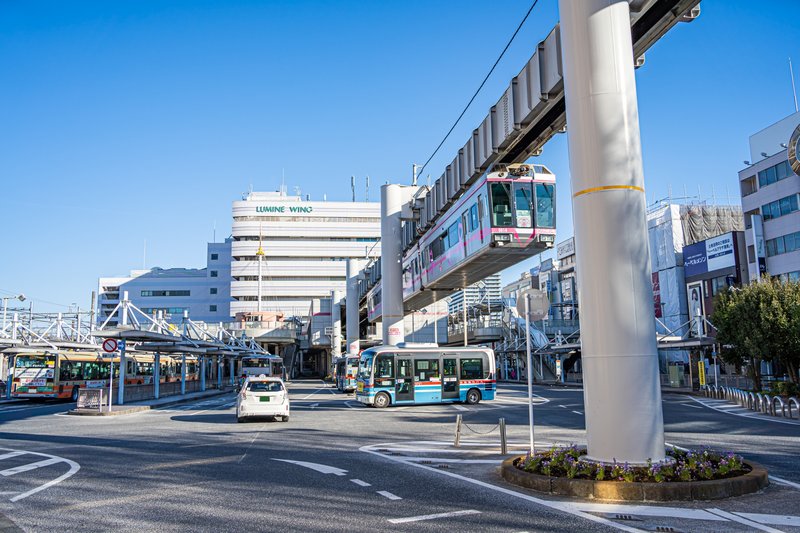 大船駅周辺の景色(モノレール高架とロータリー)