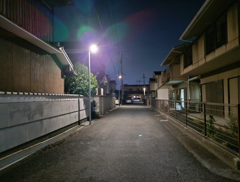 街灯に照らされた住宅街の道