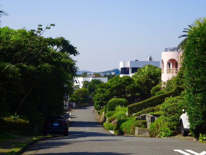 美しい披露山庭園住宅の街並み