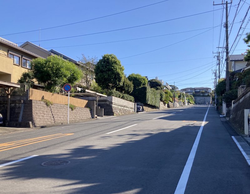 住宅街の上り坂（擁壁のある坂道）