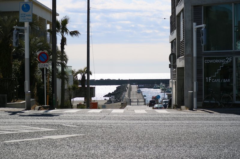 茅ヶ崎漁港に向かう道と漁港・相模湾の風景