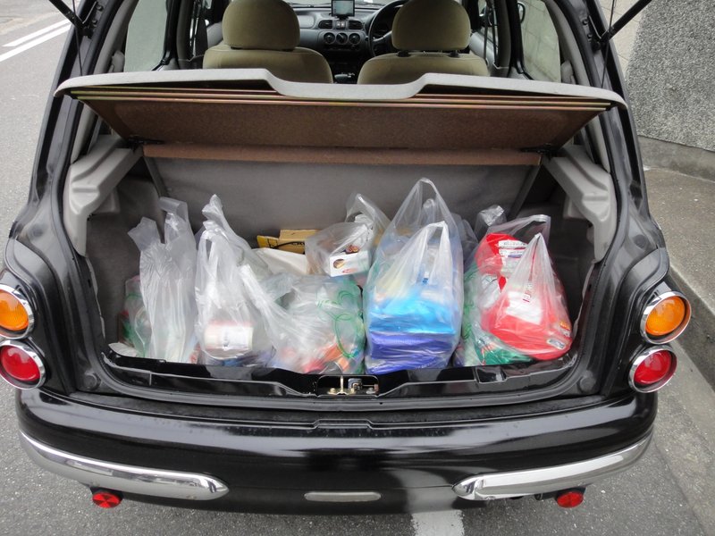 買い物(車のトランクに買い物袋)