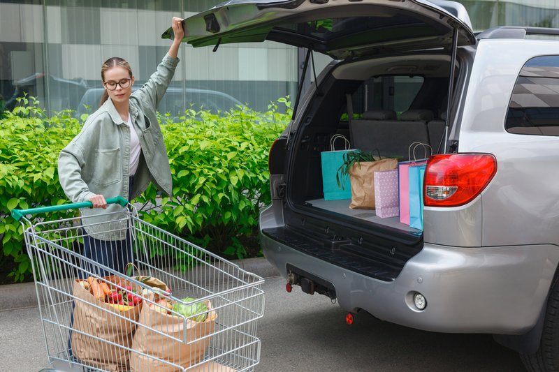 カートを見つめトランクを開ける女性