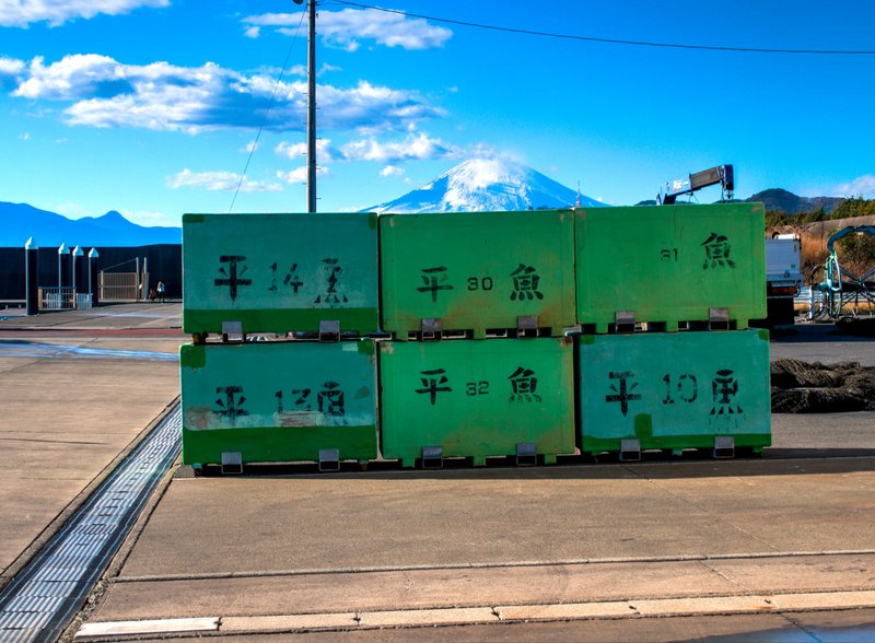ひらつかタマ三郎漁港と富士山(平塚の魚箱)