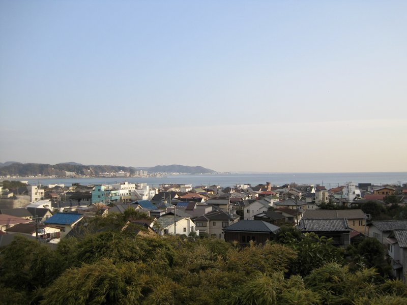 鎌倉の高台から臨む住宅街と相模湾