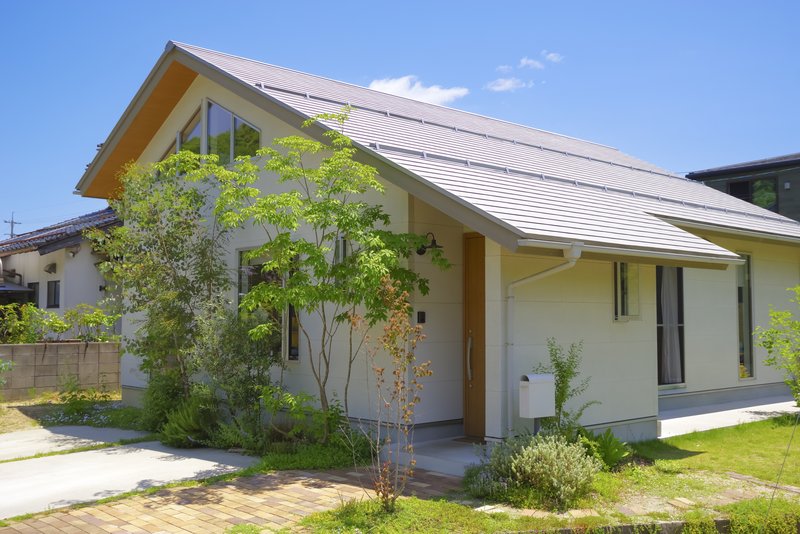 自然に囲まれた庭付き戸建て住宅の外観