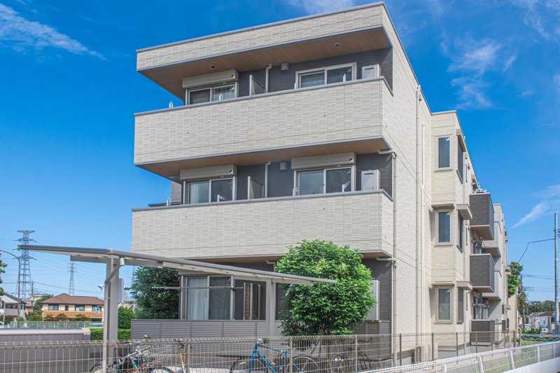 低層マンションと青空