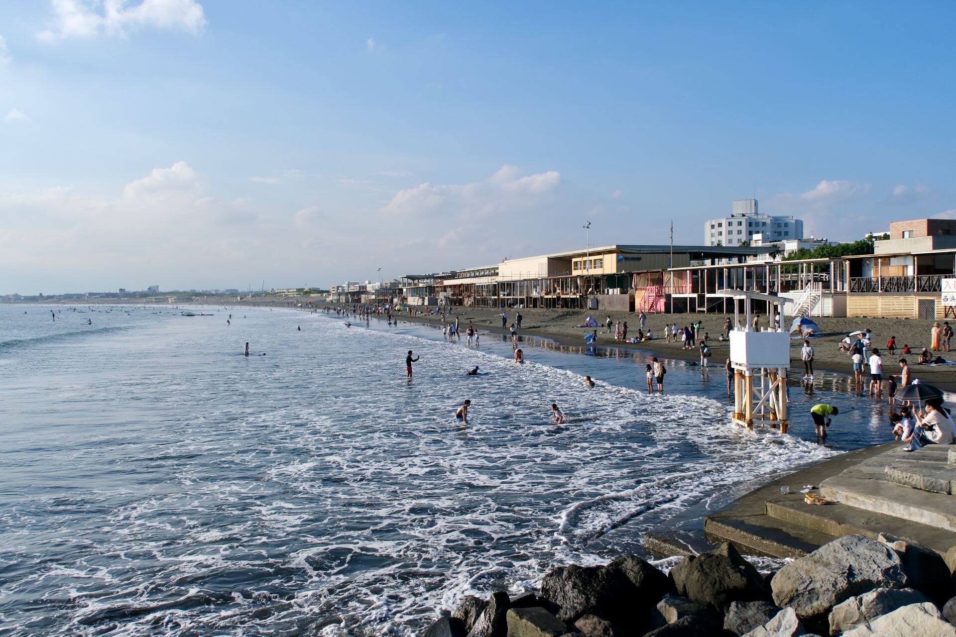 夏の鵠沼海岸と海の家(藤沢)