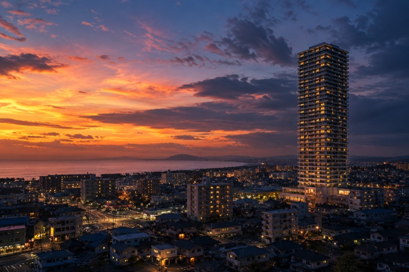 夕景に浮かぶ湘南のタワーマンションと相模湾