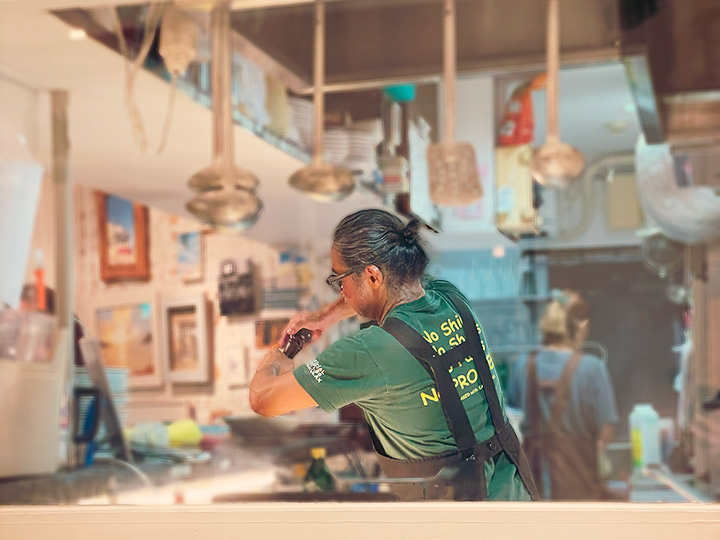 料理を作る池田さんの写真