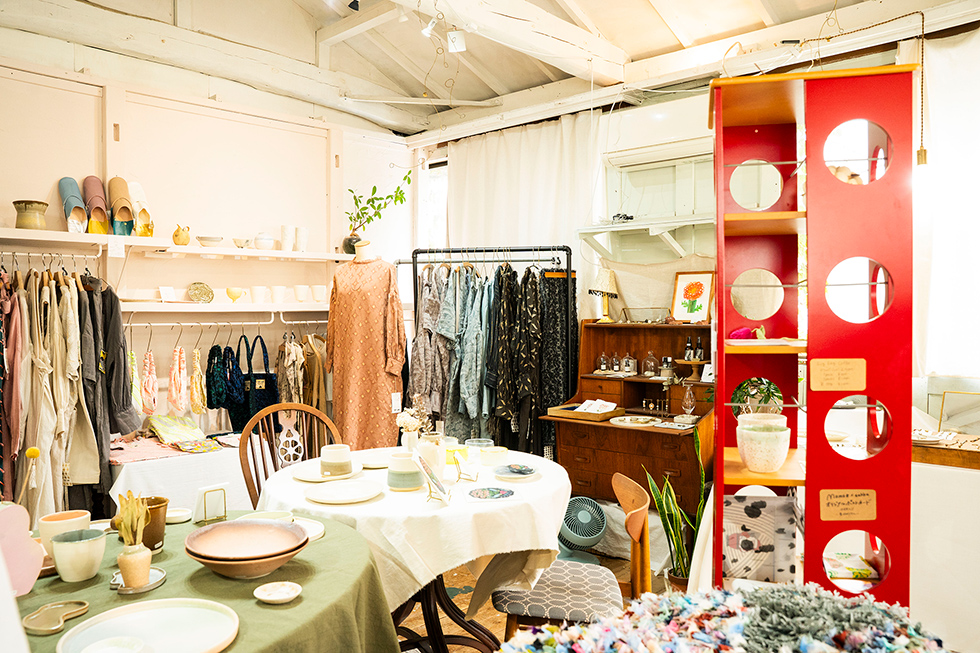 湘南の作家ものの器やアクセサリーなどを扱うお店「zuhka」の内装の写真
