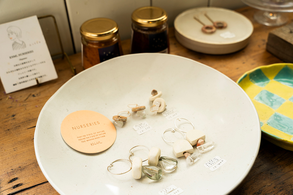 湘南の作家ものの器やアクセサリーなどを扱うお店「zuhka」の商品の写真