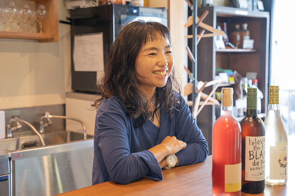 活動の原点を語る曜子さんの写真