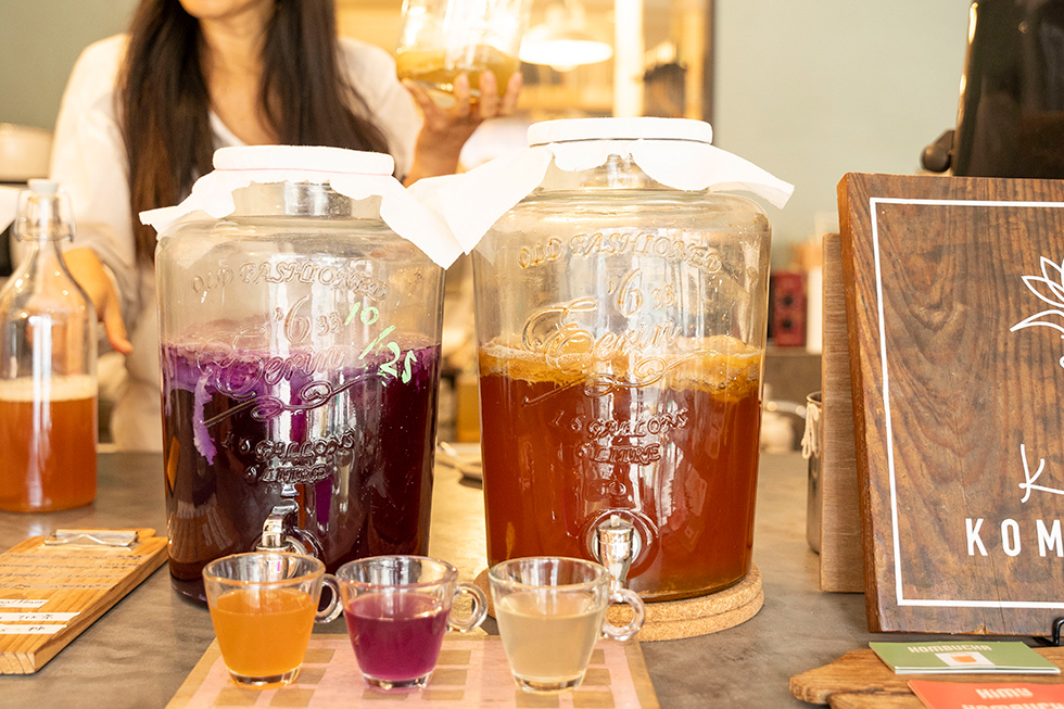 お店のコンブチャと共に「コンブチャとの出会い」を語る写真