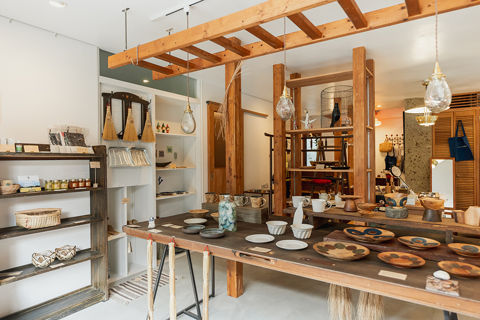 日本各地の手仕事のものを扱う暮らしの雑貨店「ハルバル商店」の内装の写真